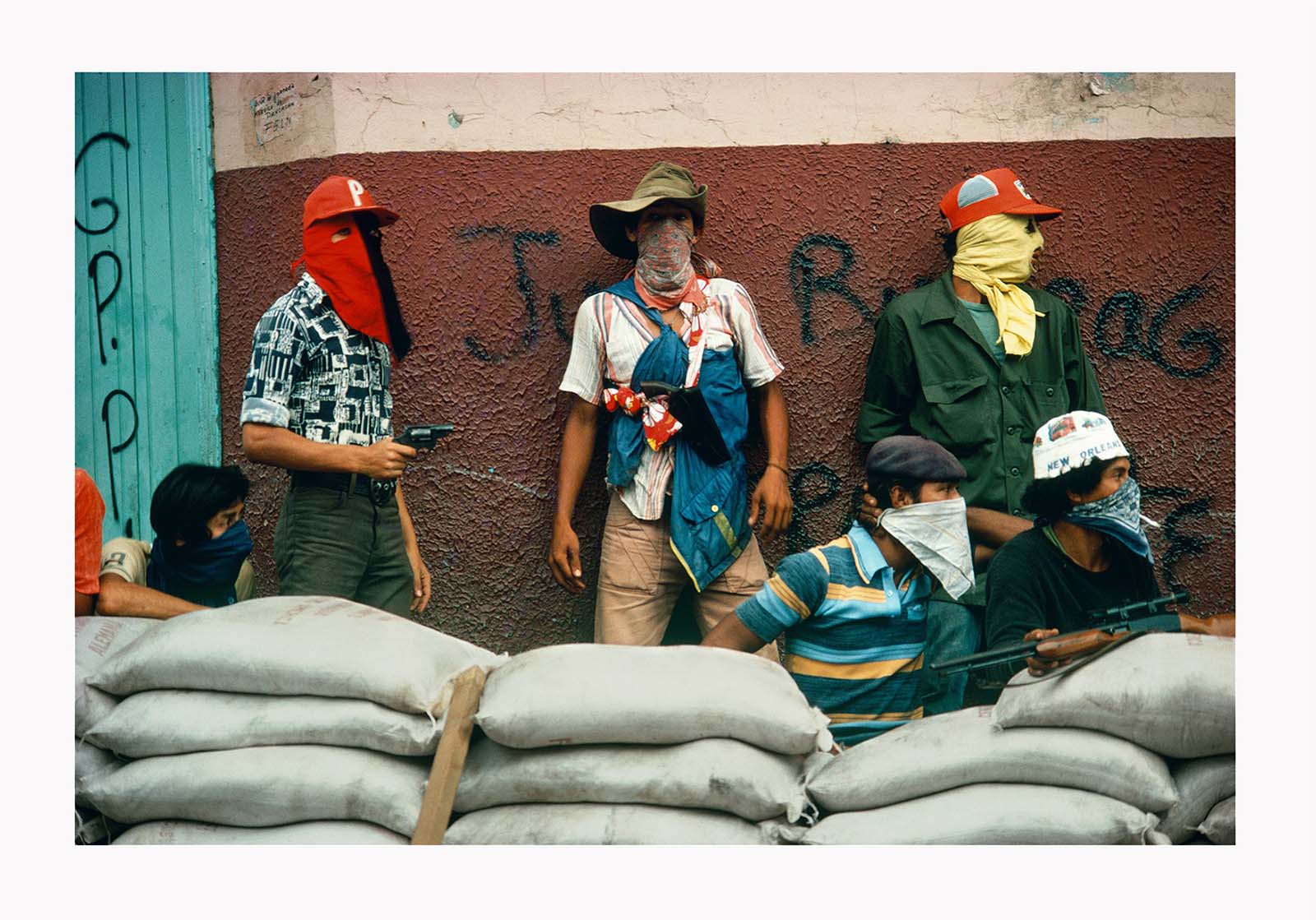En attendant la contre-attaque par les gardes nationaux à Matagalpa, Nicaragua En attendant la contre-attaque par les gardes nationaux à Matagalpa, Nicaragua