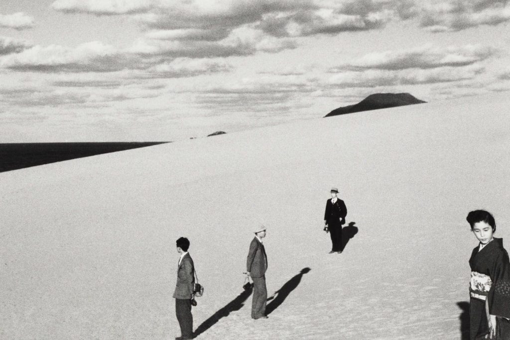Shoji Ueda, « Paysage de dunes avec ma femme ». Série Dunes de sable - 1950 - © Shoji Ueda